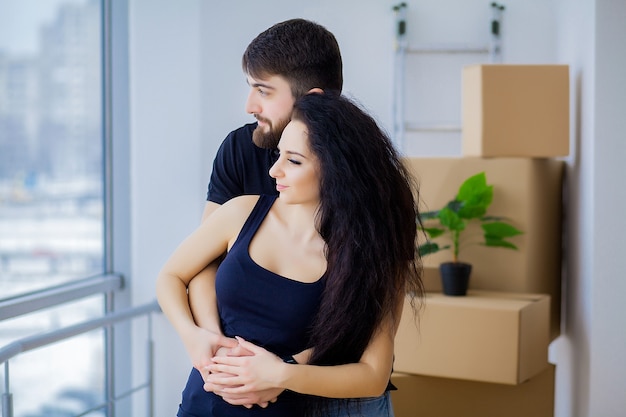 Casal bem jovem se mudando para a nova casa.