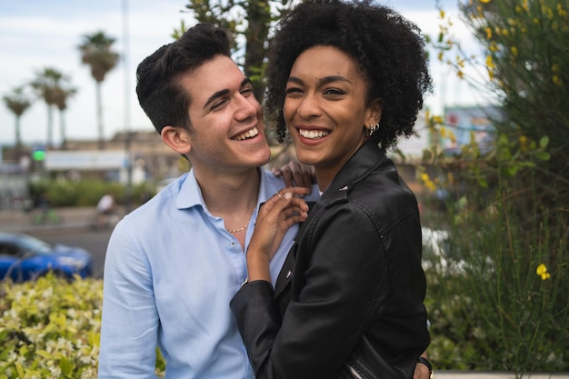 Foto casal biracial se divertindo muito juntos