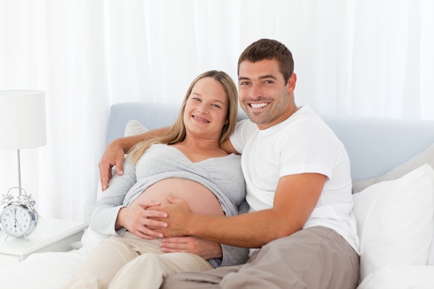 Casal bonito descansando juntos em uma cama