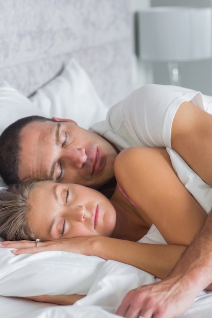 Casal bonito dormindo e dormindo na cama