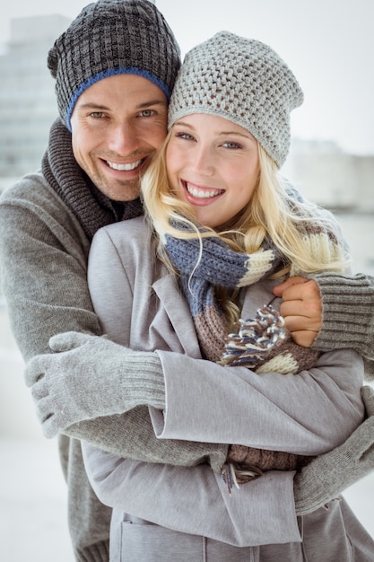 Casal bonito em roupas quentes sorrindo na câmera