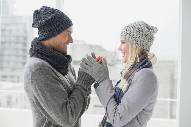 Casal bonito em roupas quentes sorrindo um para o outro