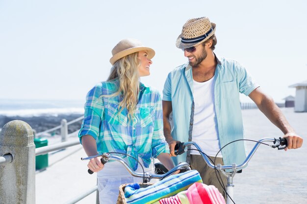 Casal bonito em um passeio de bicicleta