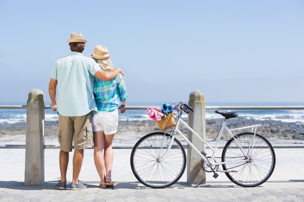 Casal bonito em um passeio de bicicleta