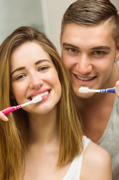 Casal bonito, escovando os dentes