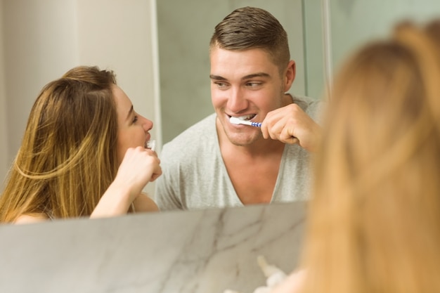 Casal bonito, escovando os dentes