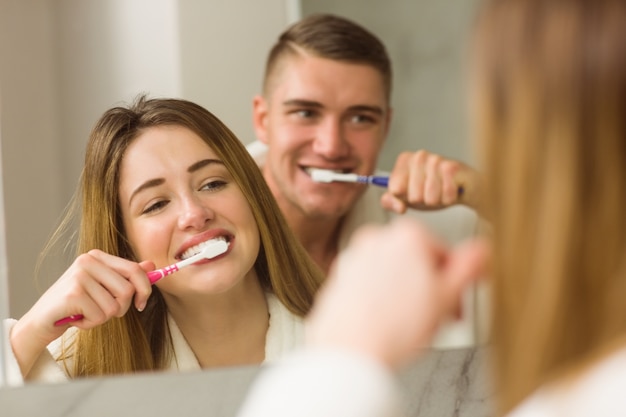 Foto casal bonito, escovando os dentes