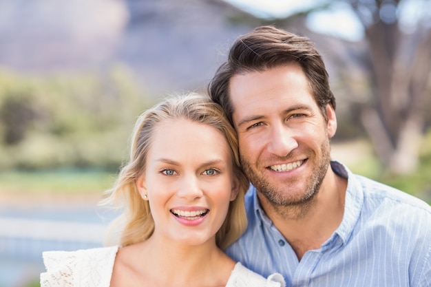 Casal bonito na data olhando para a câmera