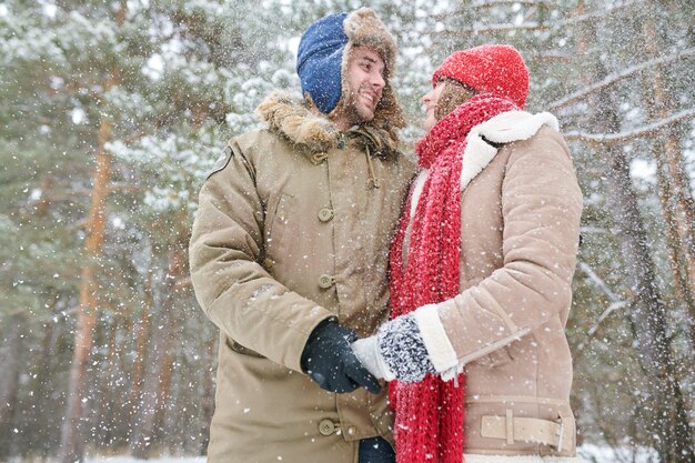 Casal bonito na neve