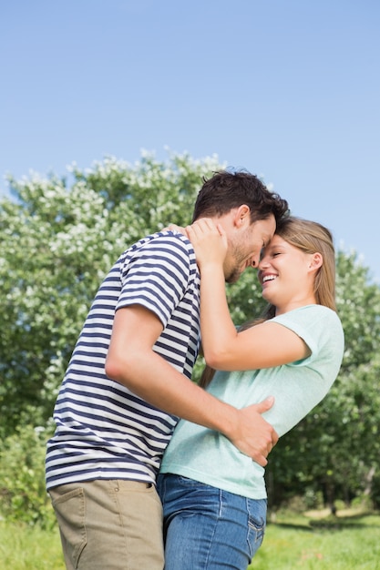 Casal bonito no parque