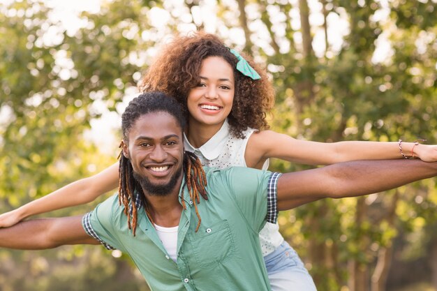 Casal bonito no parque