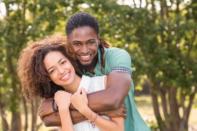 Casal bonito no parque