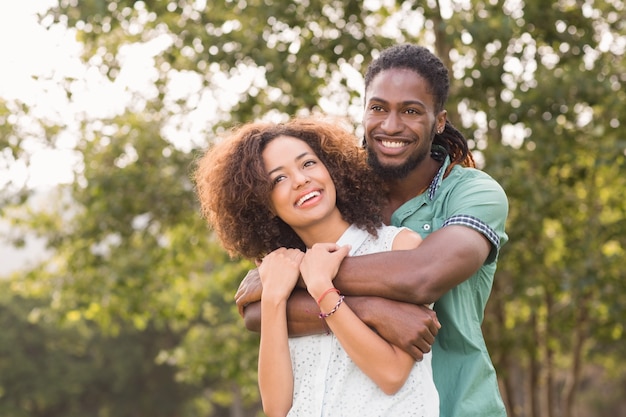 Foto casal bonito no parque