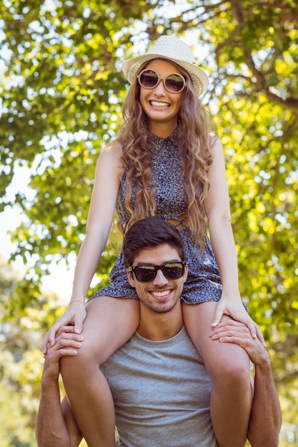 Foto casal bonito no parque