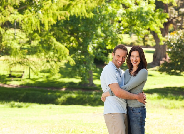 Casal bonito no parque