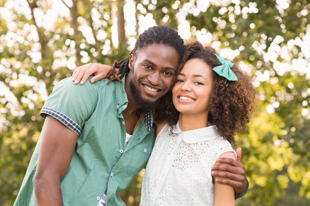 Casal bonito no parque