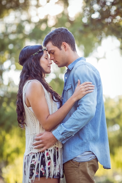 Casal bonito no parque