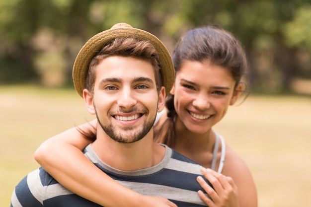 Casal bonito no parque