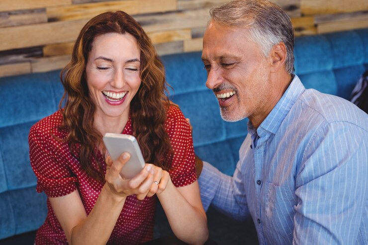 Foto casal bonito olhando para seus telefones