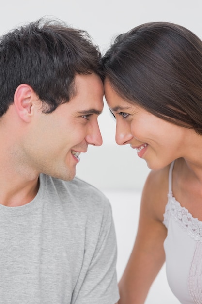 Casal bonito que está de frente para o outro