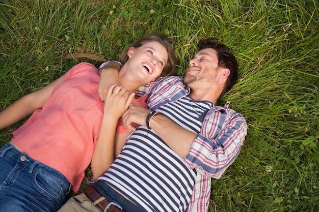 Casal bonito relaxando no parque