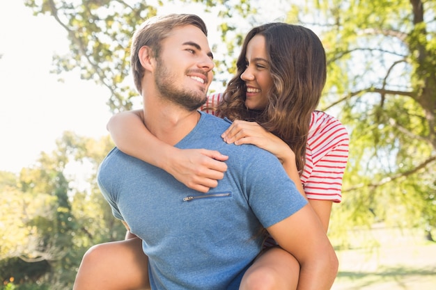 Casal bonito se divertindo no parque