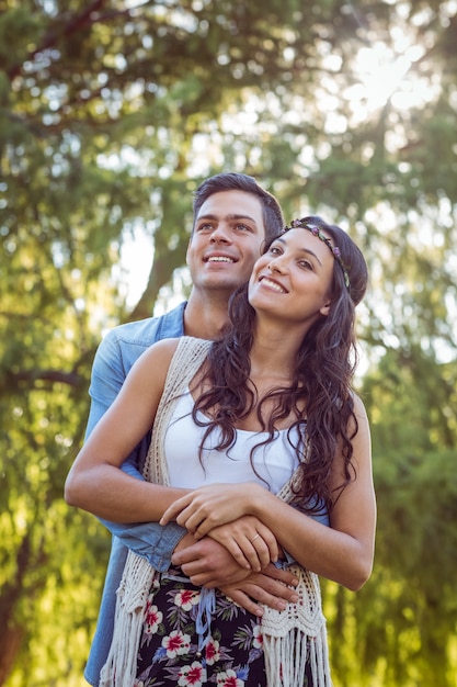 Casal bonito sorrindo no parque