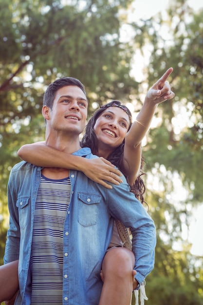 Casal bonito sorrindo no parque