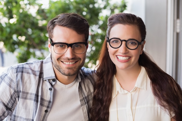 Casal bonito sorrindo para a câmera