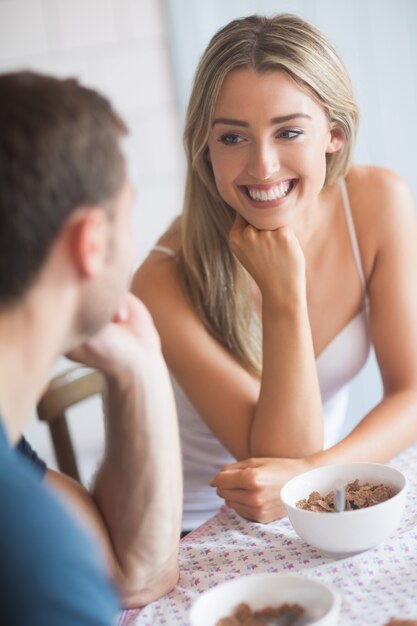 Casal bonito tomando café da manhã juntos