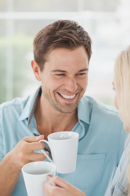 Casal bonito tomando café juntos no café