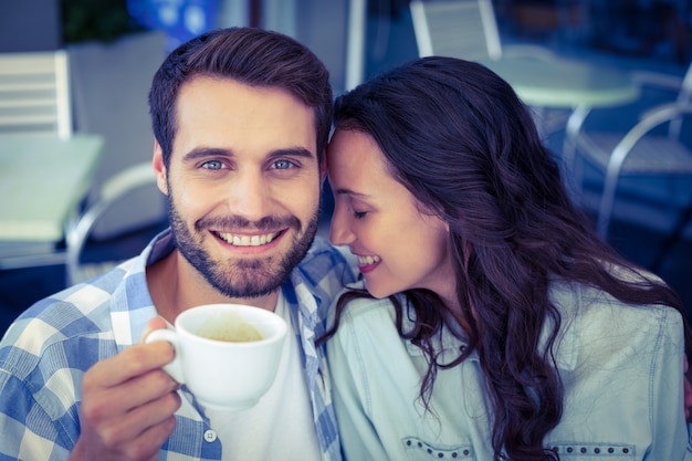 Casal bonito tomando café juntos