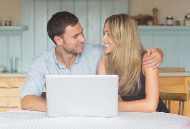 Casal bonito usando laptop juntos