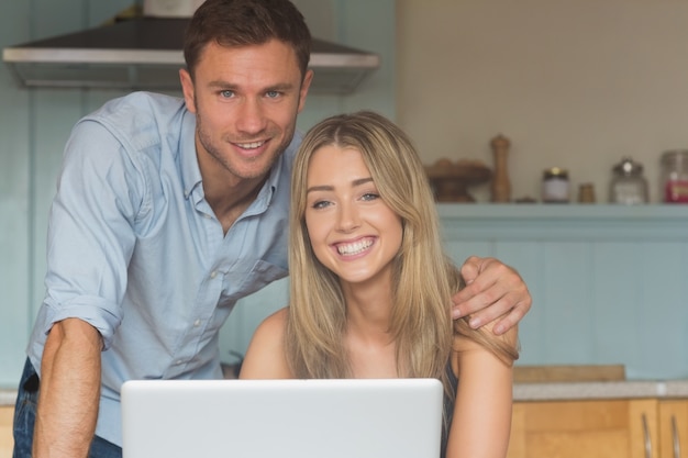 Casal bonito usando laptop juntos