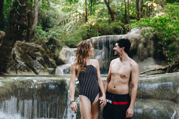 Casal branco curtindo a cachoeira