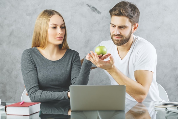 Casal branco na mesa com laptop