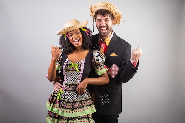 Foto casal brasileiro de retrato em roupas de festa junina festa de são joão comemorando