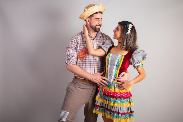 Foto casal brasileiro vestido com roupas de festa junina festa de são joão abraçado