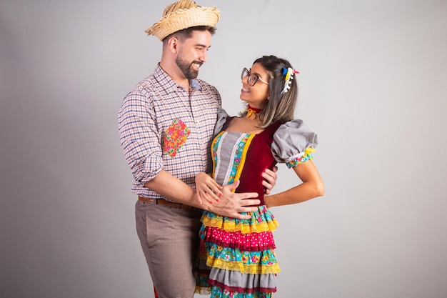 Foto casal brasileiro vestido com roupas de festa junina festa de são joão abraçado