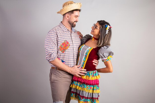 Casal brasileiro vestido com roupas de festa junina festa de São João abraçado