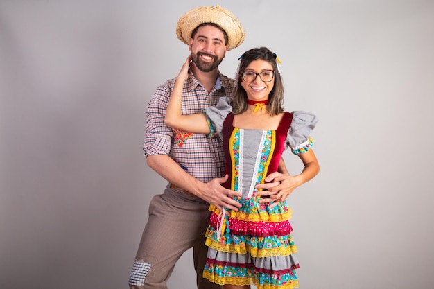 Casal brasileiro vestido com roupas de festa junina festa de São João abraçado