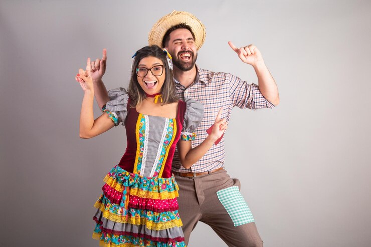 Foto casal brasileiro vestido com roupas de festa junina festa de são joão dançando