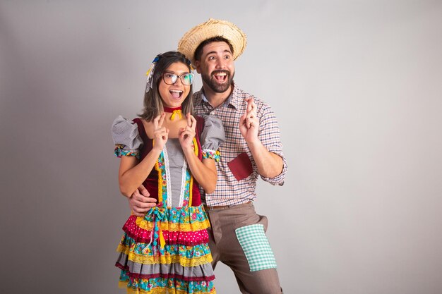 Foto casal brasileiro vestido com roupas de festa junina festa de são joão esperando desejo