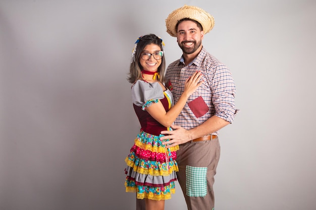 Casal brasileiro vestido com roupas de festa junina festa de são joão namoro e beijo