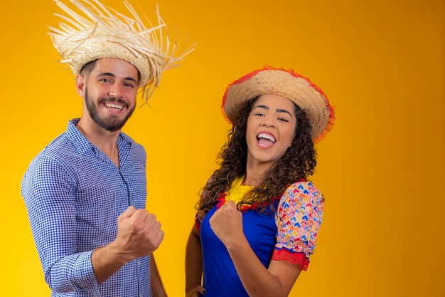 Foto casal brasileiro vestindo roupas tradicionais para o festival festa junina de junho