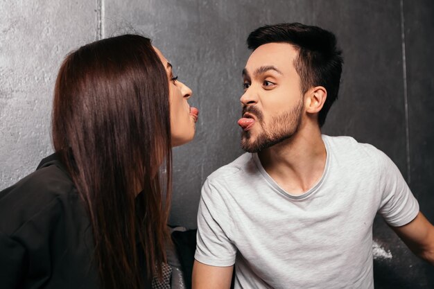 Casal brigando e mostrando a língua um ao outro