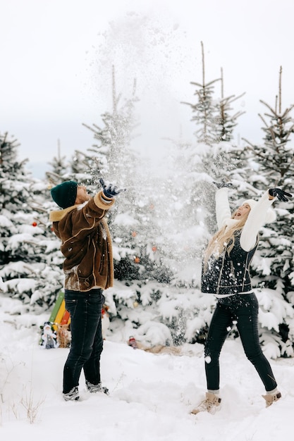 Foto casal brincando na neve