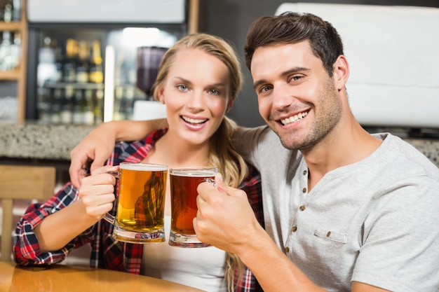 Foto casal brindando com cervejas