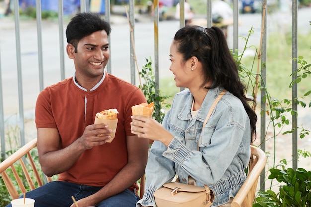 Casal brindando com sanduíches