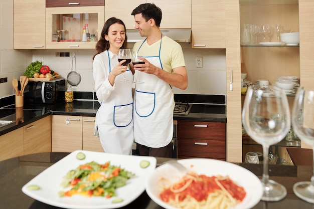 Casal brindando com taças de vinho